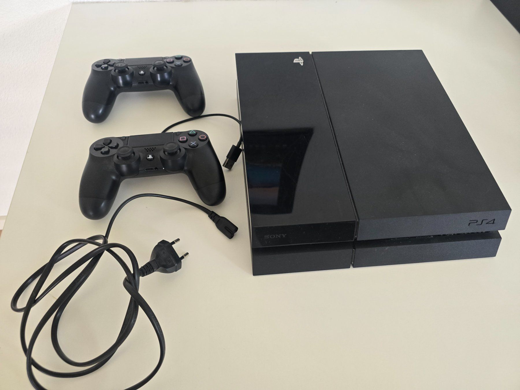 Sony Konsolen: PS4 Konsole mit 2 Controllern und Kabeln – Gebraucht aus Brugg AG von 19S16N 2